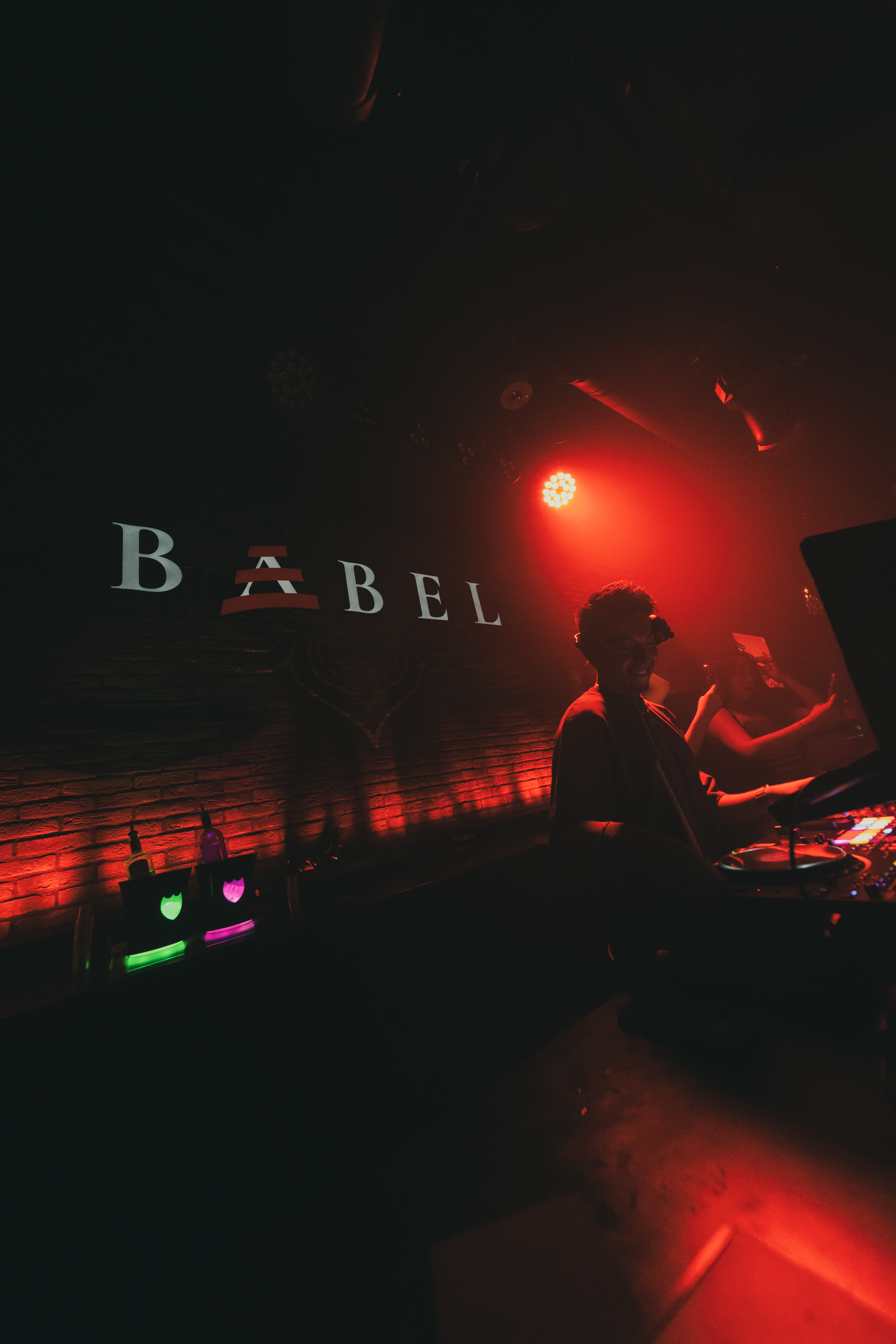 DJ Lliam club performance